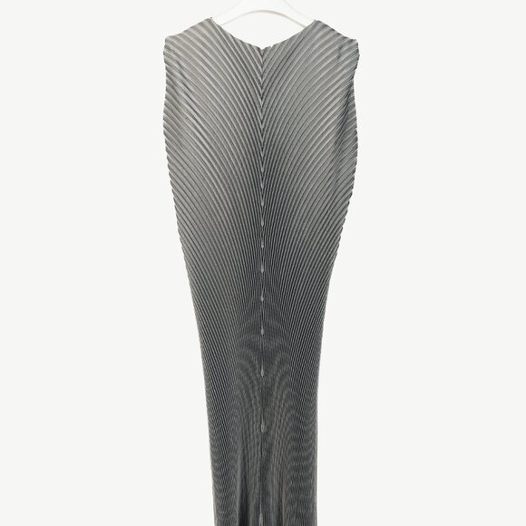 Issey Miyake Metallic Silver Pleated Sleeveless Maxi Dress - Picture 2 of 8